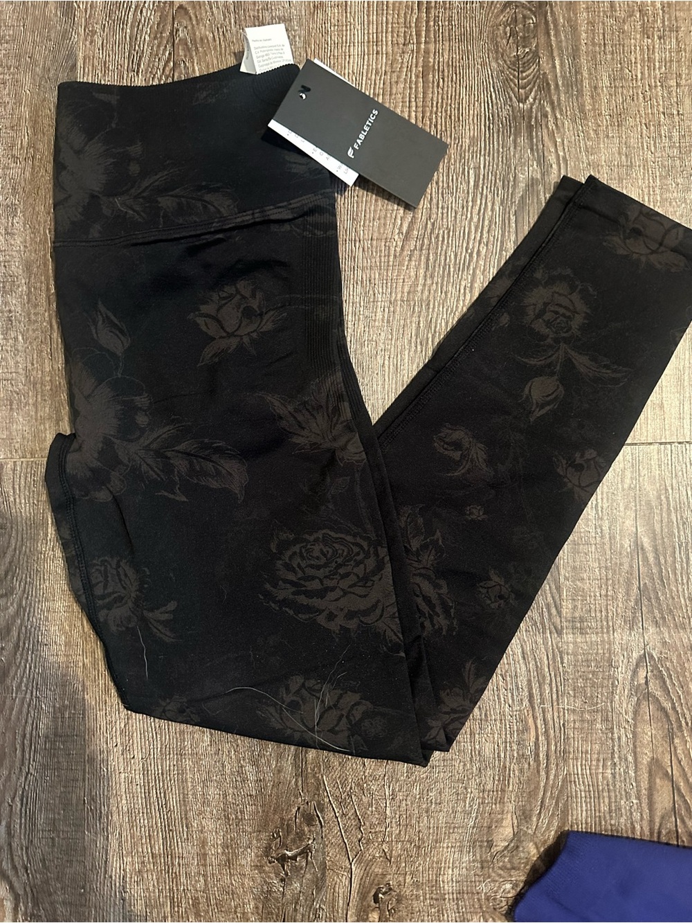 NWT Fabletics Black Floral Scrunch Butt Mid-High Waist Above Ankle Leggings
